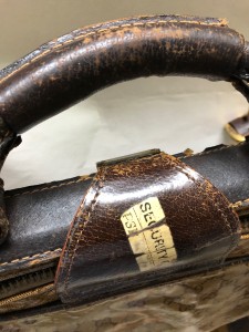 ビンテージバッグ革切れリペア　グッチ　東京都内　目黒区　靴修理屋　革製品修理　ロンゴロンゴ
